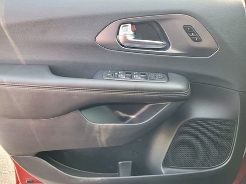 Used 2026 Chrysler Pacifica Select image 21