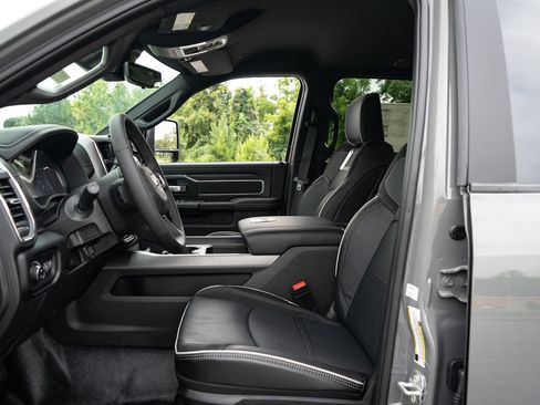New 2026 RAM 4500 4x4 Crew Cab DRW w/ Laramie Trim Package image 31