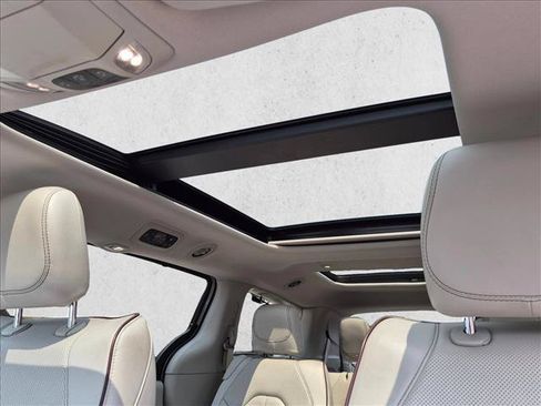 Used 2018 Chrysler Pacifica Limited w/ Advanced Safetytec Group FWD image 18