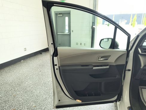 Used 2024 Toyota Sienna XLE FWD image 10