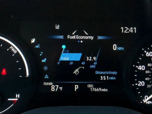 Used 2026 Toyota Sienna XLE FWD image 34