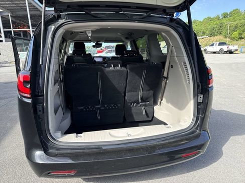 Used 2022 Chrysler Pacifica Touring-L FWD image 41
