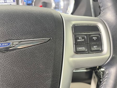 Used 2015 Chrysler Town & Country Touring image 17