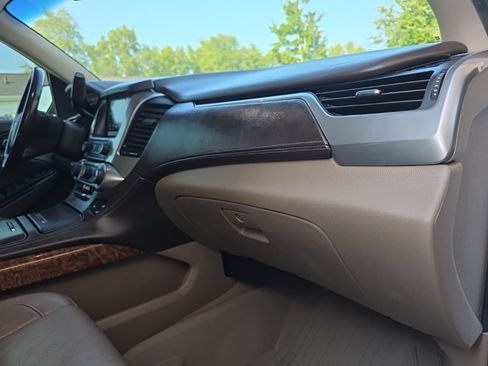 Used 2019 Chevrolet Suburban Premier AWD/4WD image 21