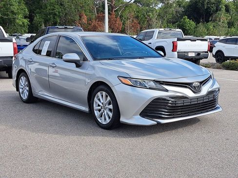 Used 2018 Toyota Camry LE image 2