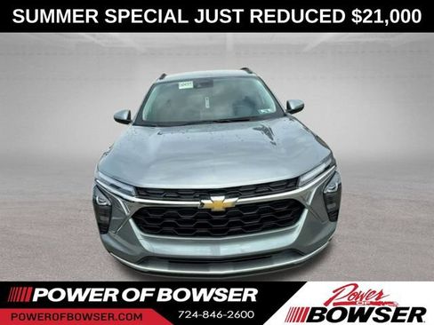 Used 2024 Chevrolet Trax LT w/ Driver Confidence Package FWD image 3