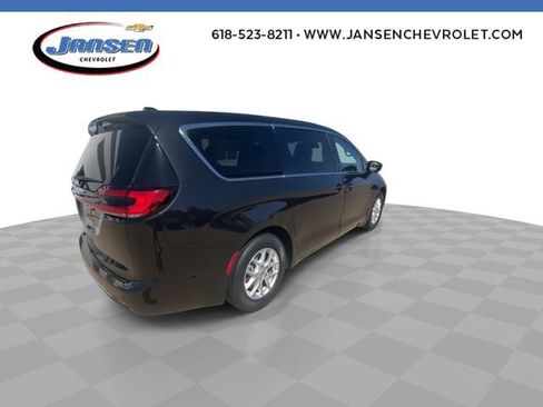 Used 2023 Chrysler Pacifica Touring-L FWD image 8
