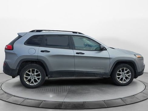 Used 2016 Jeep Cherokee Sport image 6