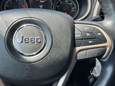Used 2018 Jeep Cherokee Latitude w/ Altitude Package AWD/4WD image 9