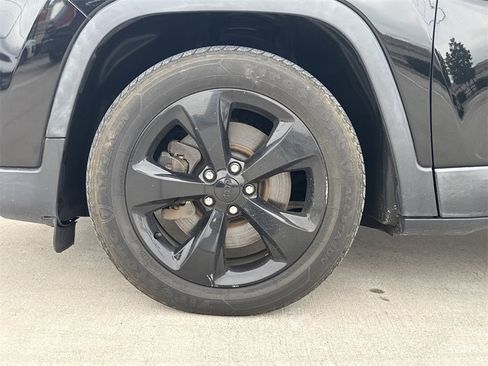 Used 2021 Jeep Cherokee Latitude Plus image 9