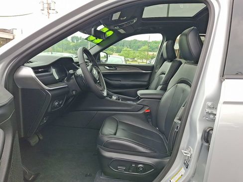 Used 2025 Jeep Grand Cherokee Limited w/ Luxury Tech Group II AWD/4WD image 3