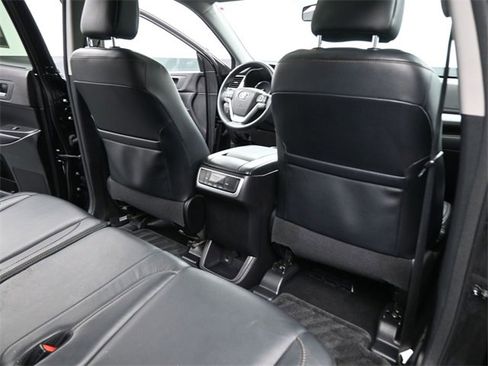 Used 2016 Toyota Highlander XLE image 24