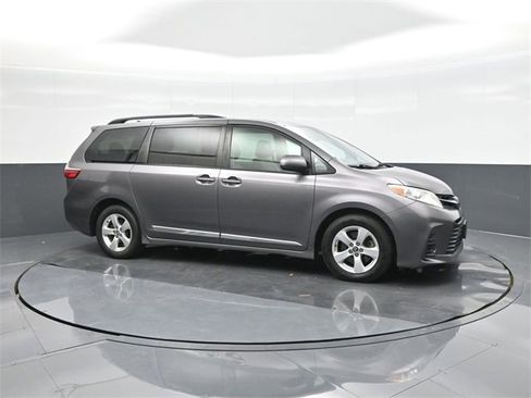 Used 2020 Toyota Sienna LE image 17