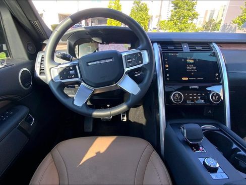 Certified 2025 Land Rover Discovery Dynamic SE AWD/4WD image 5