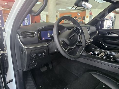 Used 2023 Jeep Wagoneer L Series III RWD image 8