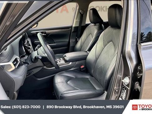 Used 2022 Toyota Highlander Platinum image 18