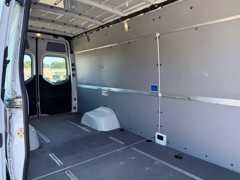 Used 2019 Mercedes-Benz Sprinter 170 Cargo w/ Acoustic Package image 18