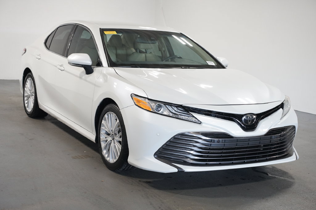 Certified 2018 Toyota Camry XLE FWD image 3