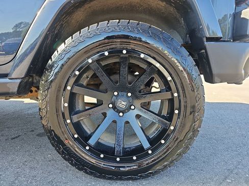 Used 2017 Jeep Wrangler Unlimited Sahara w/ Connectivity Group AWD/4WD image 37