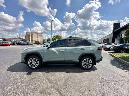 Used 2022 Toyota RAV4 XLE Premium AWD/4WD image 7