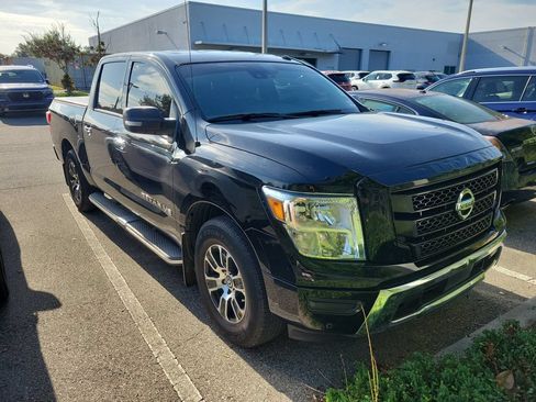 Used 2020 Nissan Titan SV w/ SV Convenience Package RWD image 2