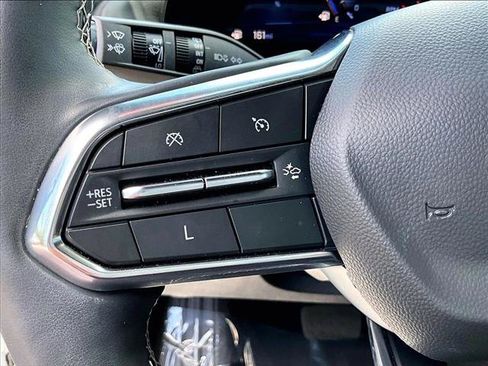 Used 2025 Chevrolet Traverse LT FWD image 20