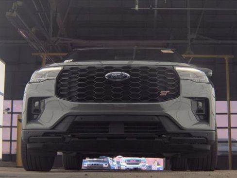 Used 2025 Ford Explorer ST image 4