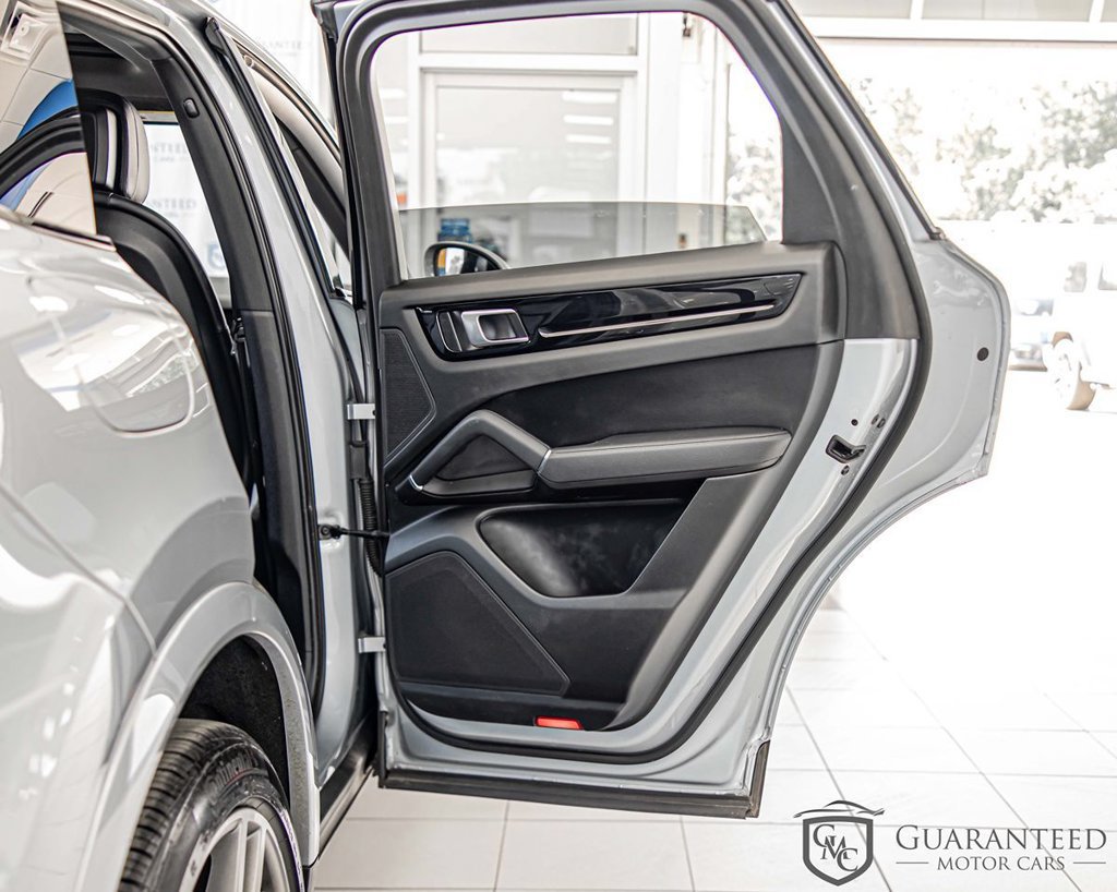 Used 2023 Porsche Cayenne w/ Premium Package AWD/4WD image 39