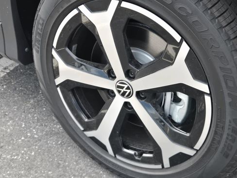 New 2026 Volkswagen Tiguan SE image 7