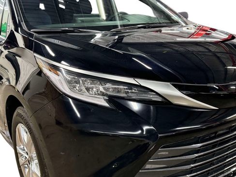 Used 2026 Toyota Sienna Limited AWD/4WD image 17