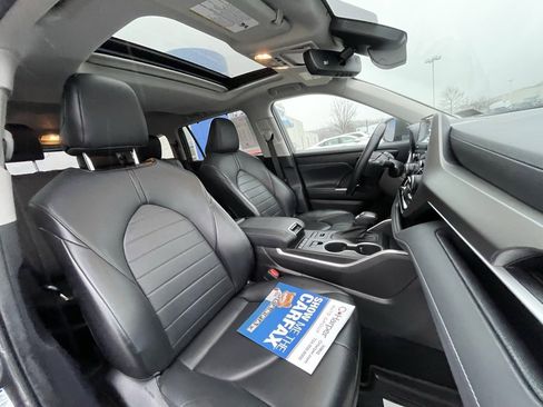 Used 2021 Toyota Highlander XLE image 12