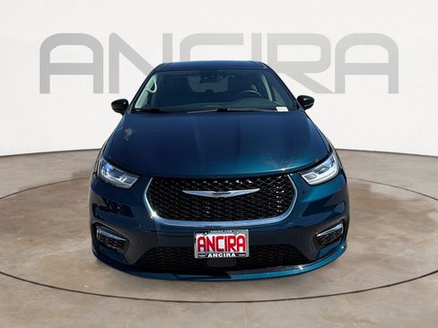 Used 2024 Chrysler Pacifica Touring-L FWD image 5