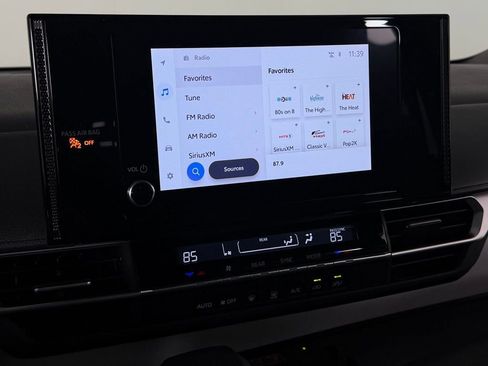 Used 2025 Toyota Sienna LE image 18