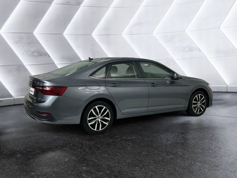 Used 2025 Volkswagen Jetta SE image 4