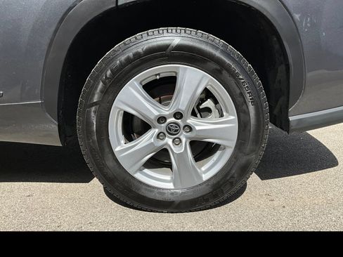 Used 2023 Toyota Highlander L FWD image 15