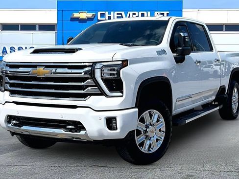 Used 2024 Chevrolet Silverado 2500 High Country AWD/4WD image 2