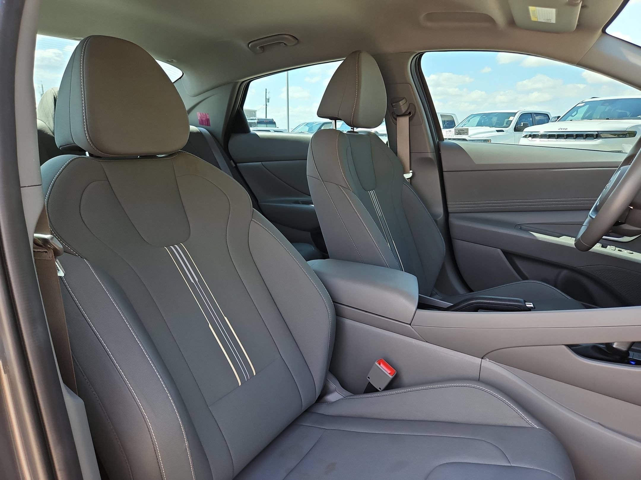 Used 2025 Hyundai Elantra Sport FWD image 30