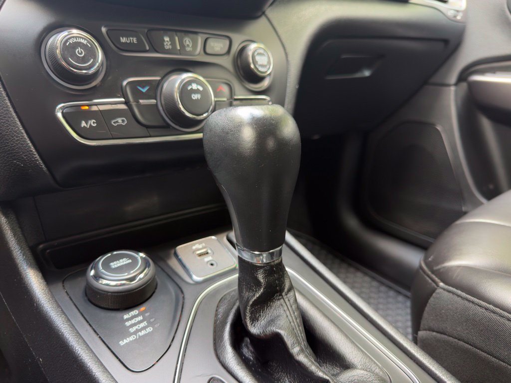 Used 2019 Jeep Cherokee Latitude Plus AWD/4WD image 15