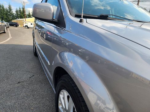 Used 2014 Chrysler Town & Country Touring image 30