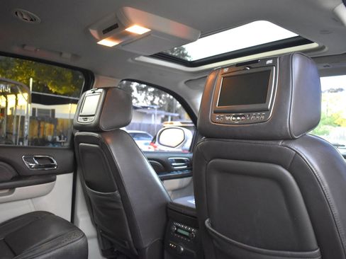 Used 2014 Cadillac Escalade ESV Platinum image 30