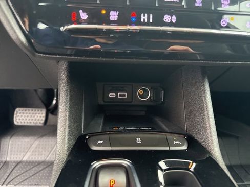 Used 2022 Chevrolet Bolt EUV LT w/ Comfort Package image 27