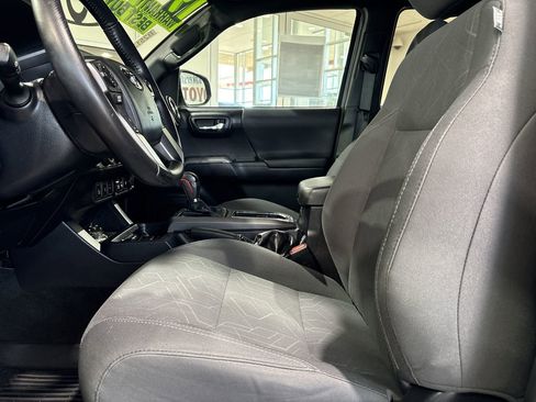 Used 2019 Toyota Tacoma TRD Off-Road w/ Technology Package AWD/4WD image 11