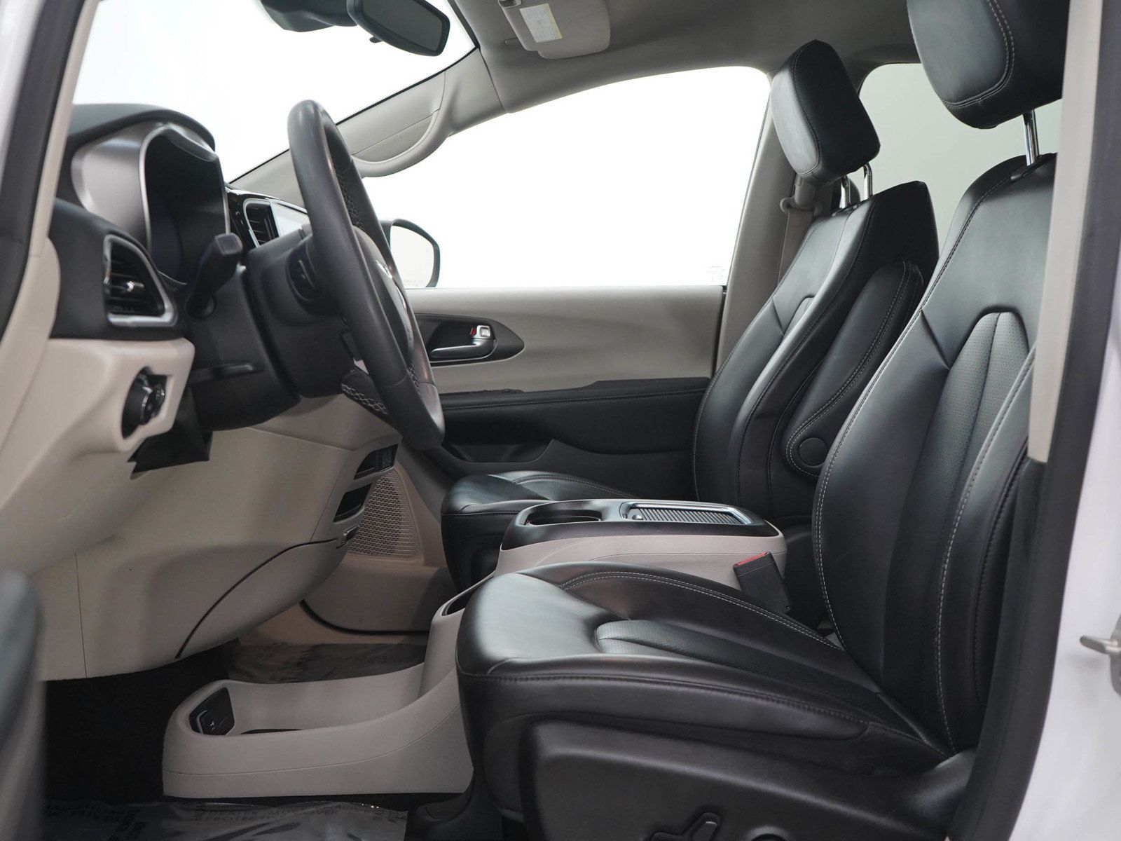 Used 2023 Chrysler Pacifica Touring-L FWD image 19