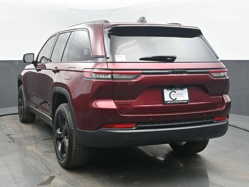 Used 2023 Jeep Grand Cherokee Altitude image 4