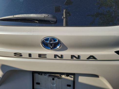 Used 2023 Toyota Sienna XLE FWD image 21