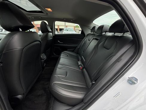 Used 2025 Hyundai Elantra Limited image 32