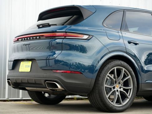 Used 2024 Porsche Cayenne w/ Premium Package image 61