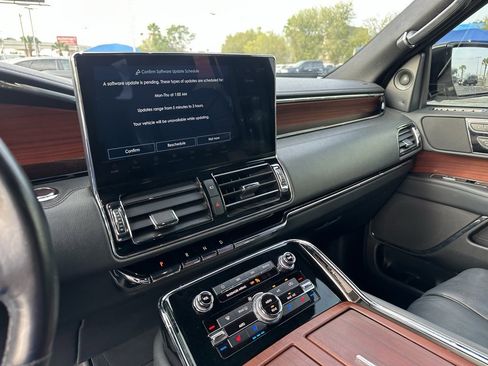 Used 2022 Lincoln Navigator Reserve image 13