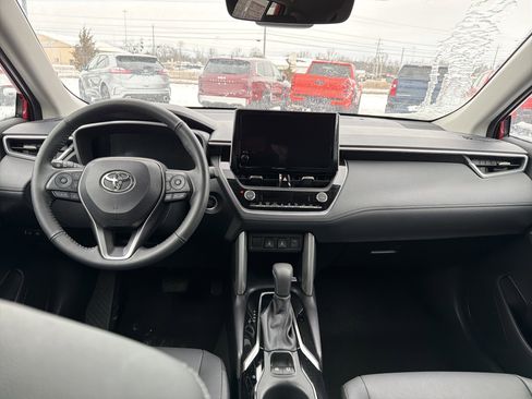 Used 2023 Toyota Corolla Cross XLE image 12