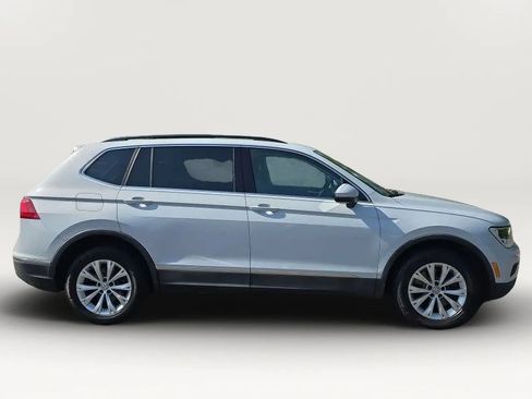 Used 2018 Volkswagen Tiguan SE w/ Panoramic Sunroof Package FWD image 9
